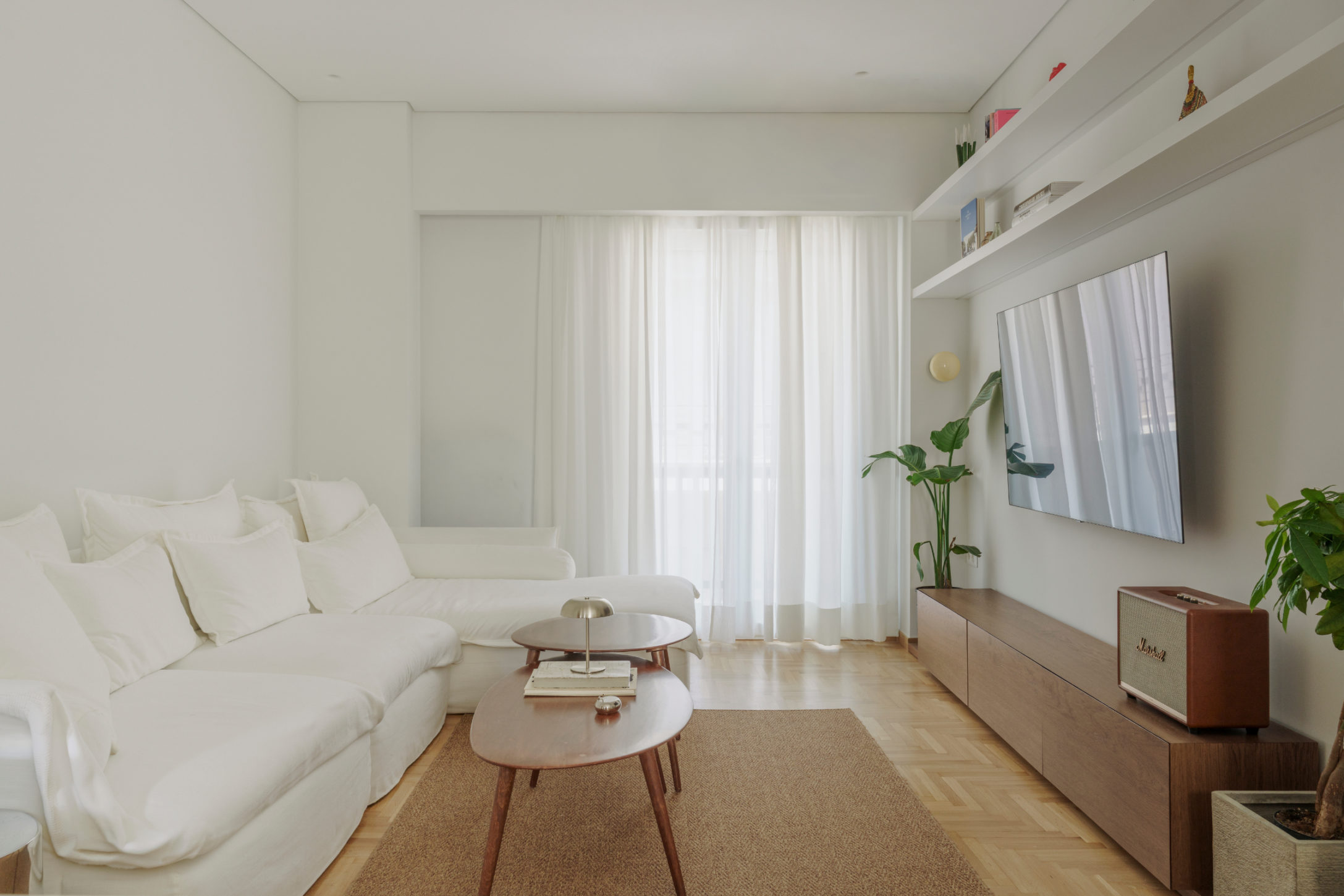 PAGRATI APARTMENT - LIVING ROOM